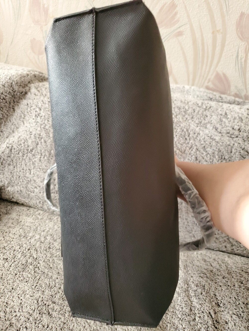 Tahari Black Leather Tote Bag with Gold Hardware - Picture 6 of 8